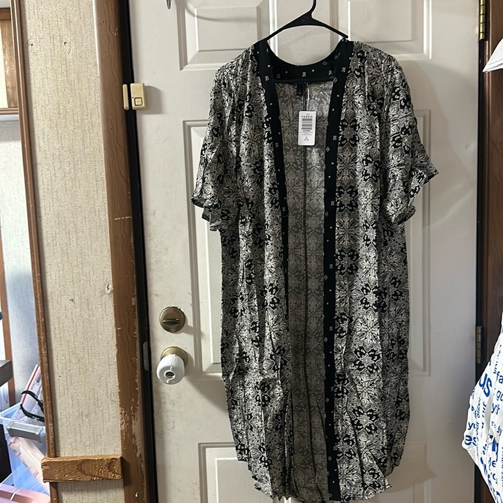 TORRID Challis Dolman Shirttail Kimono: BLACK/WHITE: NEW WITH TAGS: SIZE 1